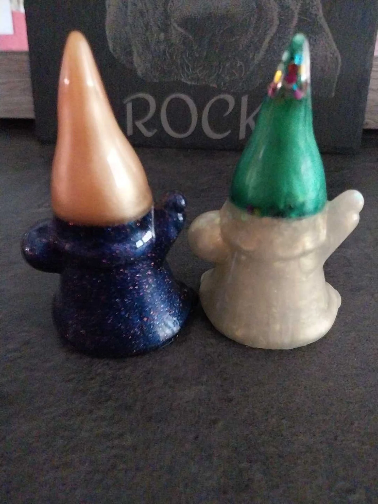 Lote de 2 gnomos decorativos de resina – photo 3